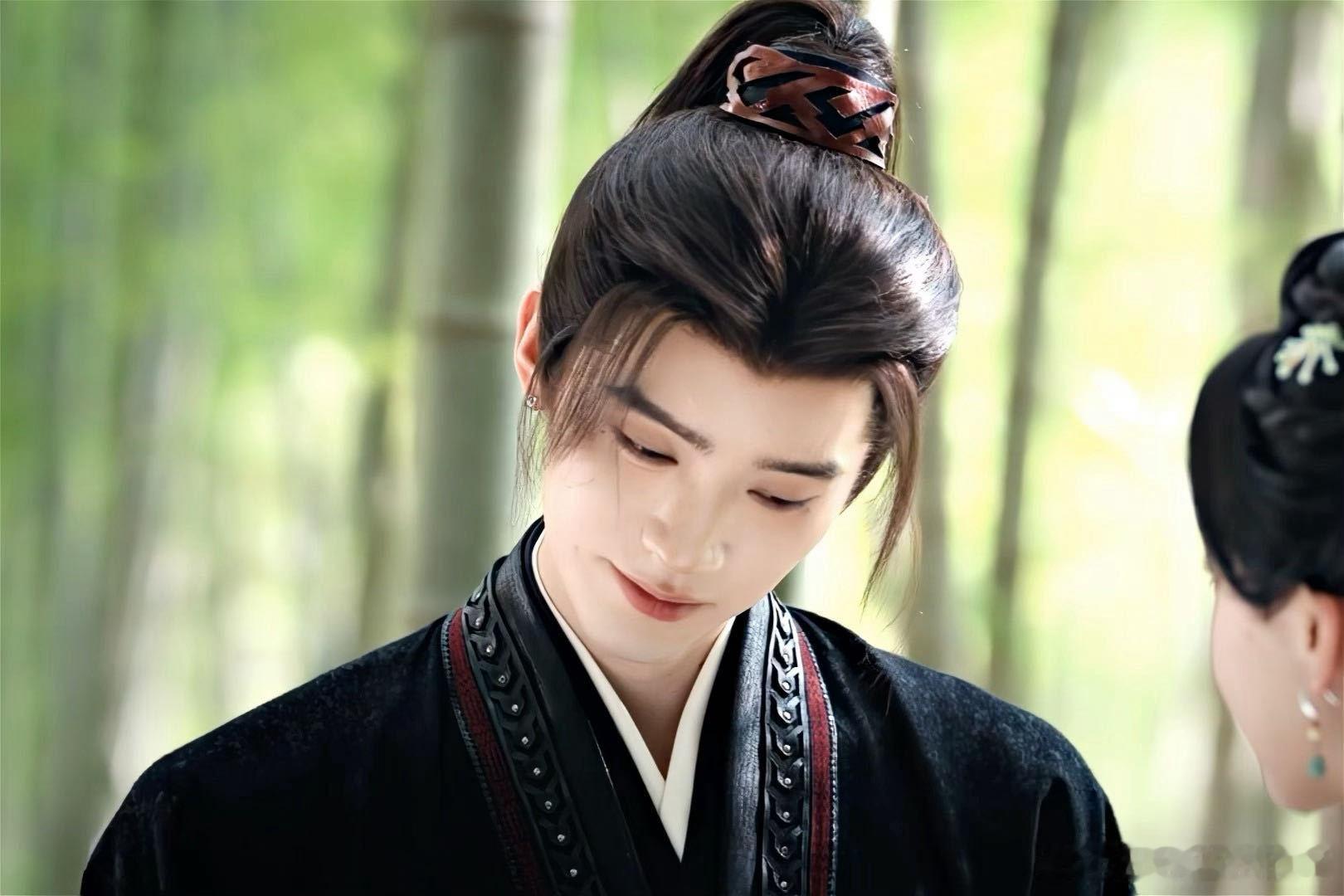 周翊然跳我真的特别爱你手势舞周翊然真的很适合古装，一身布衣发带一飘完全就是少年将