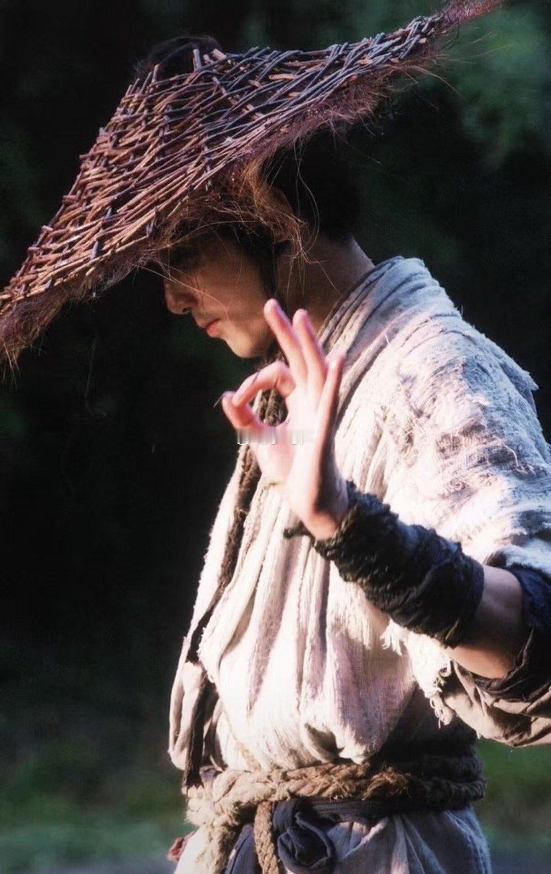 吴磊用芦苇杆止鼻血 新戏路透里的吴磊完全就是陈平安本人！一身落魄走在芦苇荡，连止