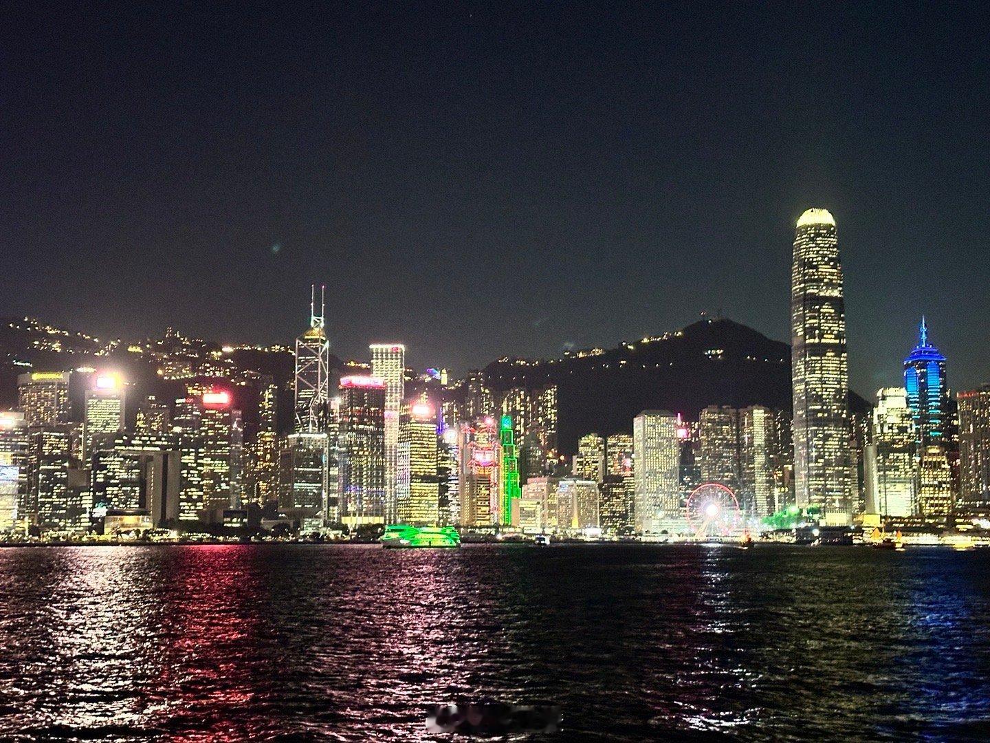 长这么大，来香港那么多次，确实第一次真正看到维港夜景[笑cry] ​​​