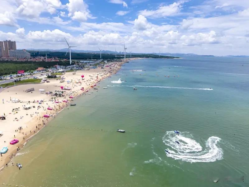日照有不少免费的开放式海水浴场。万平口海水浴场在东港区，是集休闲、娱乐、观光于一