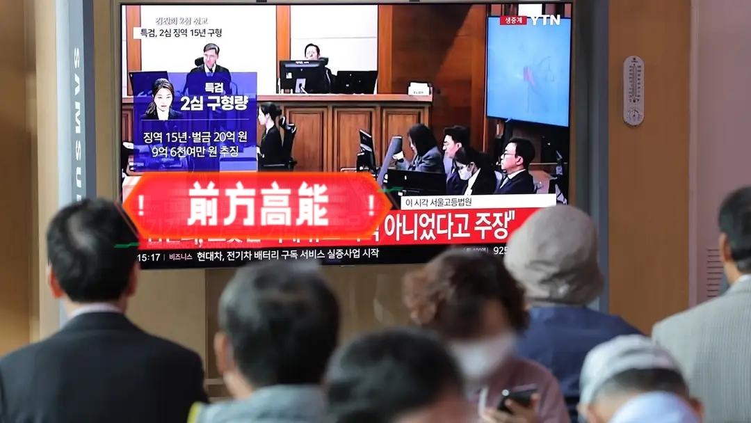 当地时间4月28日，韩国首尔高等法院对前总统尹锡悦夫人金建希涉嫌操纵股价、收受贿