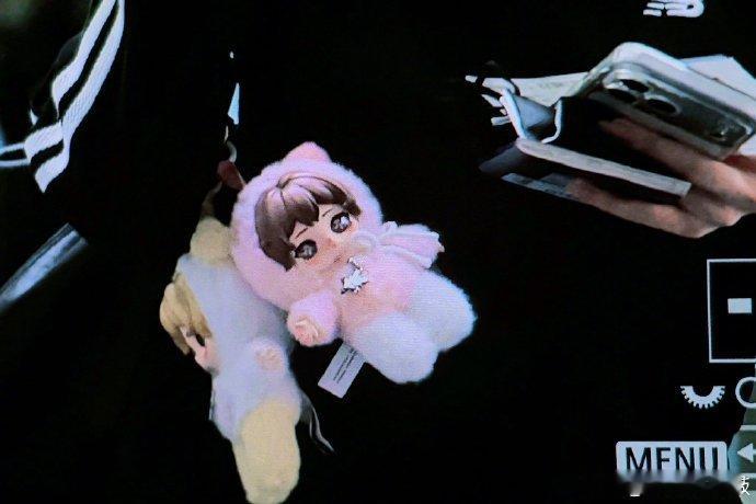 金玟庭挂了自己的联名玩偶金玟庭就这样爱自己 金玟庭机场穿搭鲨疯了！一身酷黑运动装