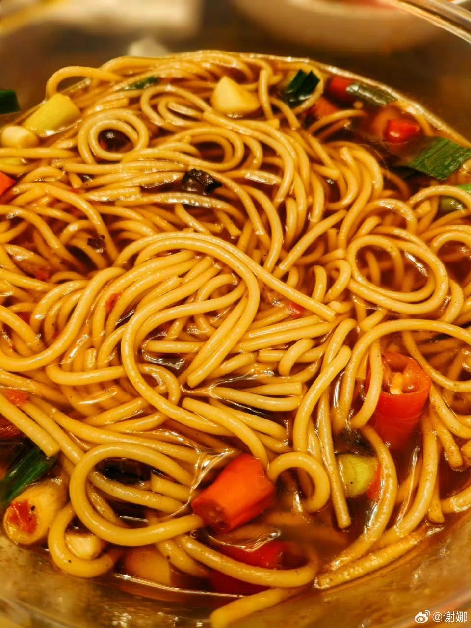 谁的青春DNA又动了！何炅、谢娜、李维嘉同框唱K的画面一出来，真的太好哭。私下相