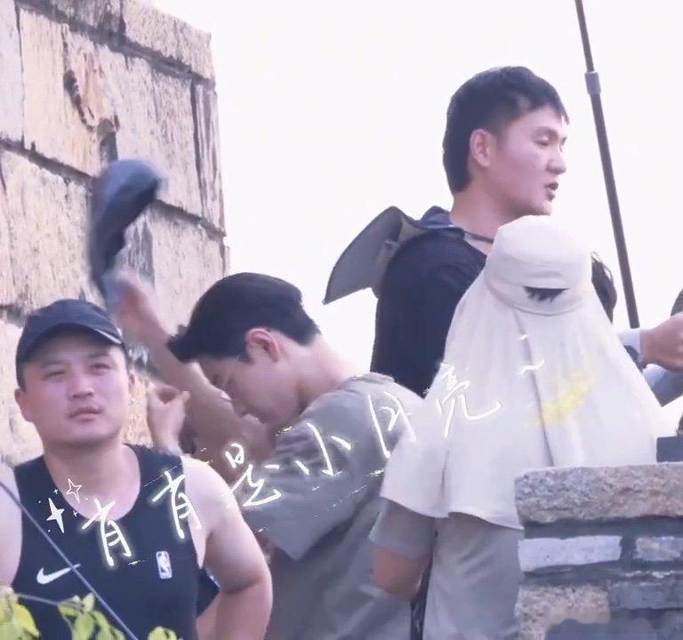 肖战脱了一件里面还有一件天气热了肖战脱外套是好事，但谁能告诉我，为什么 T 恤里