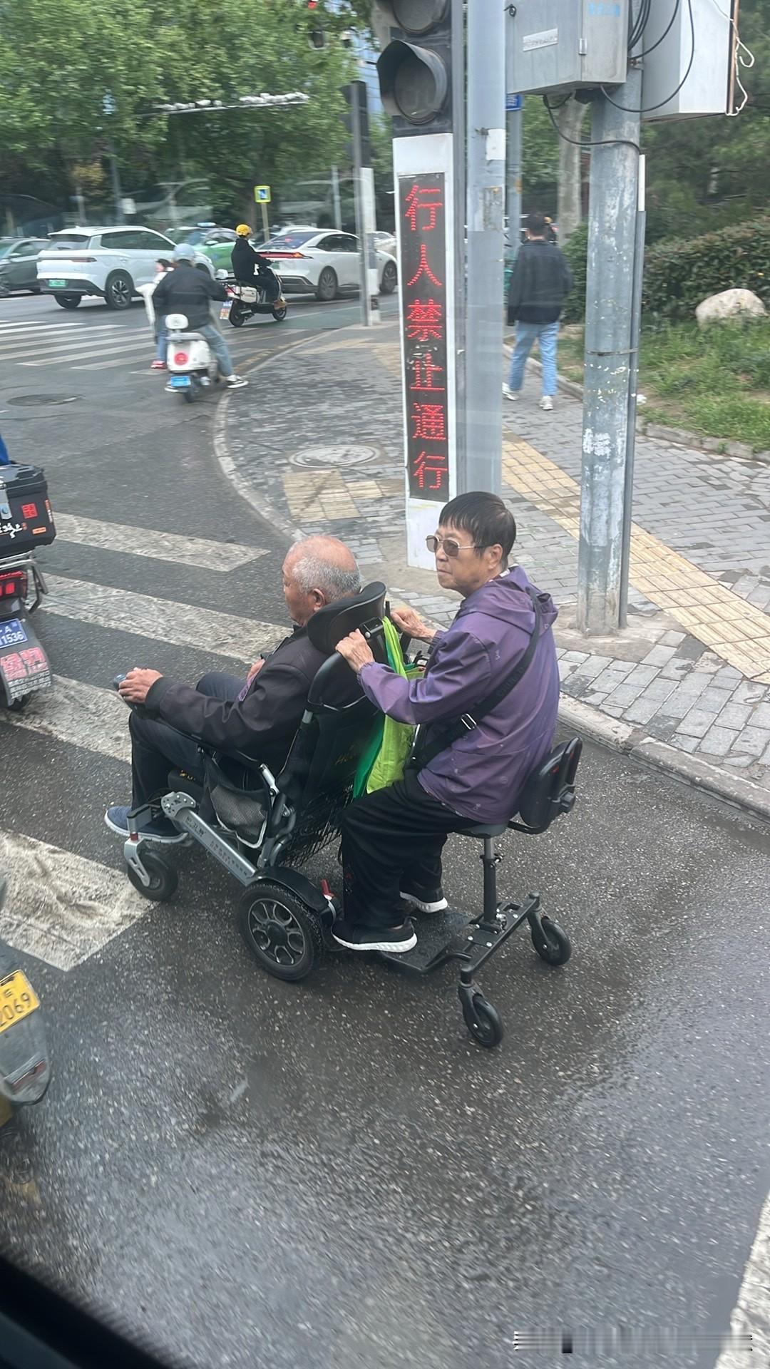 少来夫妻老来伴，这幅雨中画面就是最好的诠释。
2026 年 4 月 16 日上午