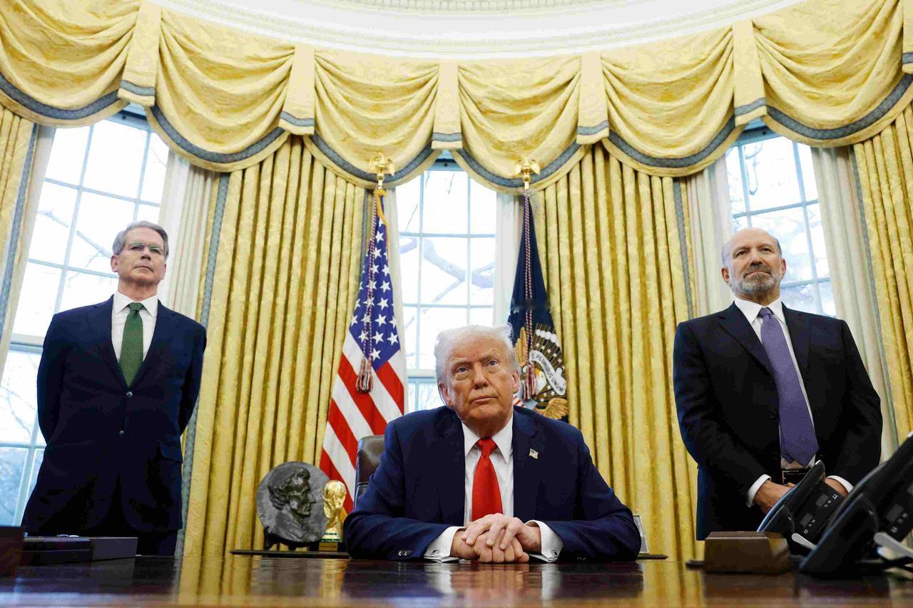 黄仁勋急了，特朗普冷了，AI竞赛没人敢说输赢

最近这事挺有意思，英伟达老板黄仁