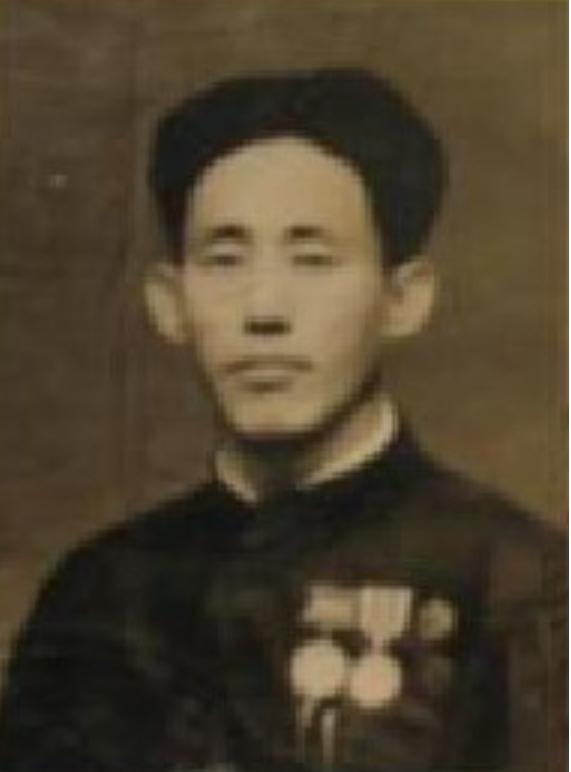 伊子文，1924年出生，山东省蒙阴县野店乡东梭庄人，姓伊，名方练，字子文。年轻时