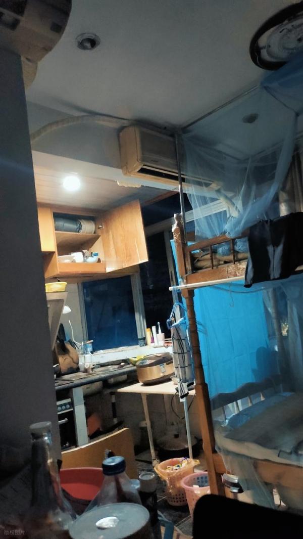 合租竟成“恐怖片”！男子偷拿女室友钥匙，在卧室装摄像头偷窥数月，最终栽了。近日，