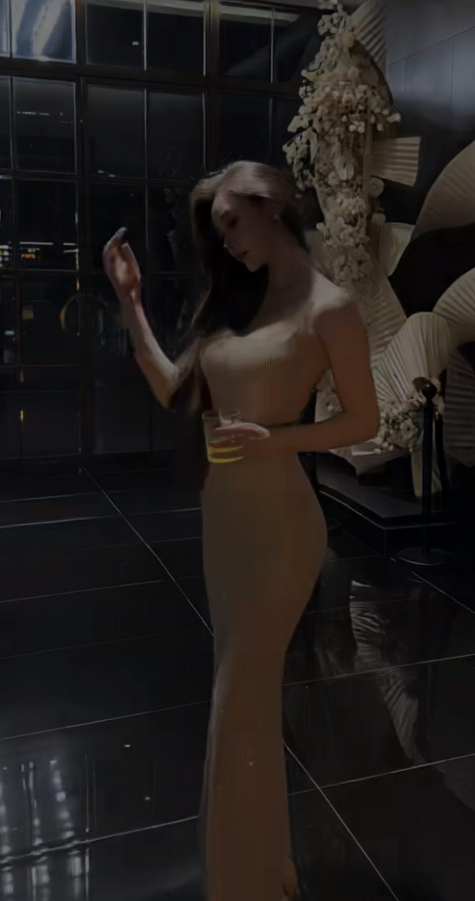 一位女士在酒吧里享受饮品。