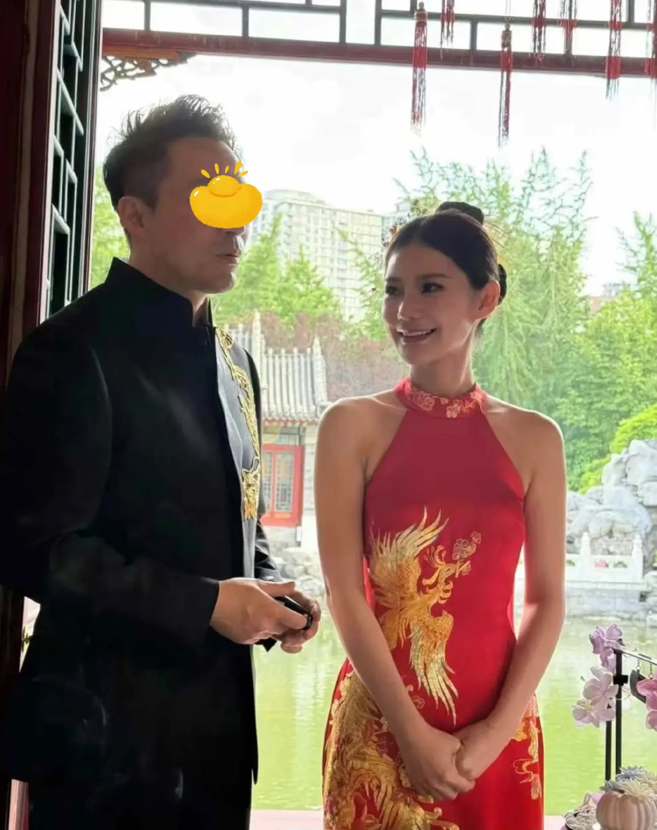 马筱梅深情款款的盯着老公，是真爱无疑了