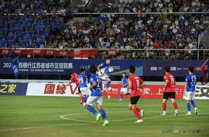 苏超第二轮：淮安vs扬州
4月18日，一场精彩的足球对决在淮安奥体中心上演，东道