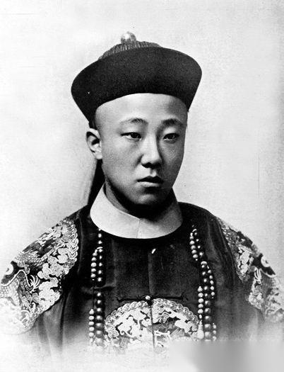 载涛是光绪皇帝的弟弟、末代皇帝溥仪的叔叔，在清末新政时期负责管理禁卫军，权力极大