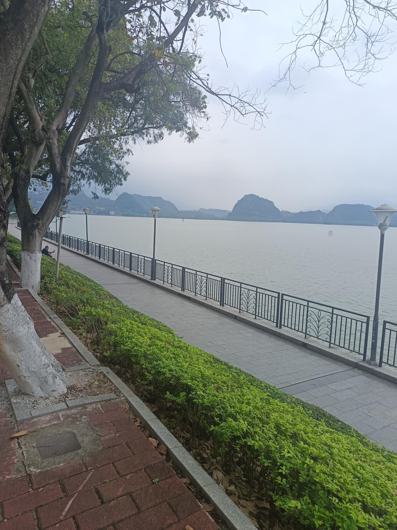 我在星湖旁边
发现了一个很严重的问题
但不知道怎么说才好



你敢相信吗？这就