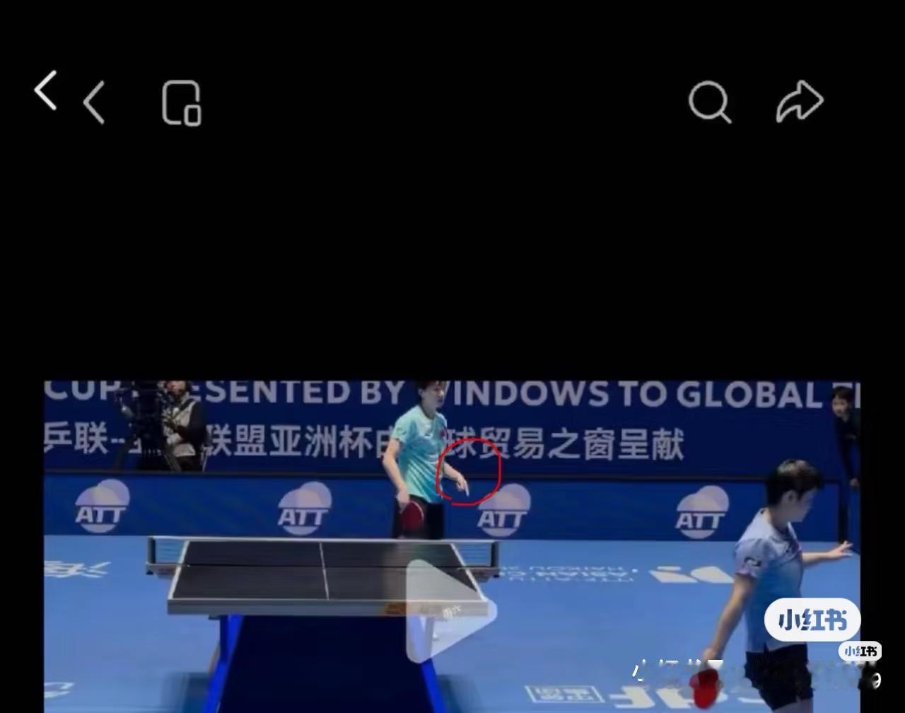 这个争议球影响了曼昱情绪？
刷到这张照片时，放大，再放大，我们足足愣了一分钟。