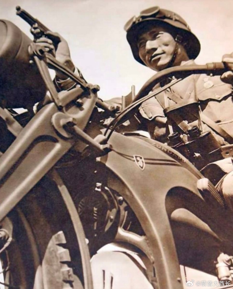1930年代后期德国装备的中国军队士兵。 这辆摩托车来自Zündapp，手枪来自