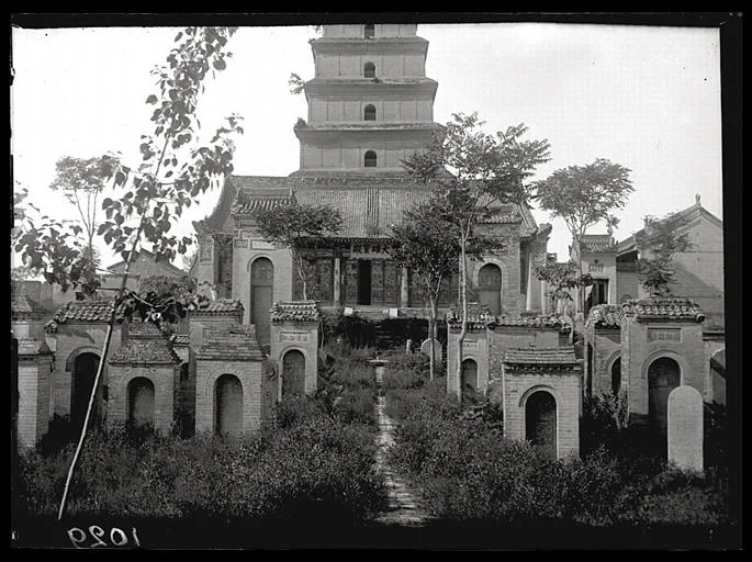 西安大雁塔， 1907年 （图1）和1983年（图2）的对比。图1来自...