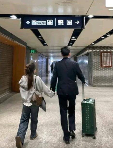很多男人
似乎都偏爱
小巧玲珑的女孩子
昨天在电梯里
我瞧见一位高大帅气的男生