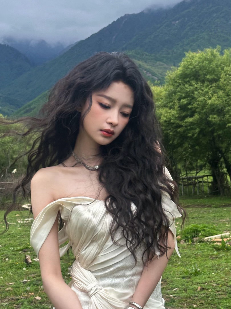 VOGUE出发图 飘逸裙摆尽显温柔，牛仔靴流露野性，孙怡的VOGUE出发造型层次