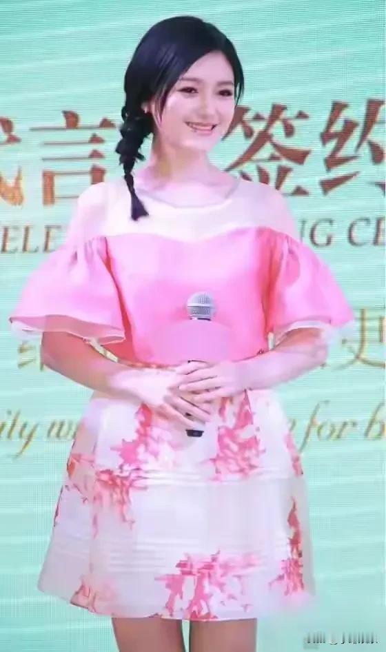 大S出来捞金了！状态还不错，风韵犹存，美艳动人。细看后发现她还是挺漂亮的，皮肤雪