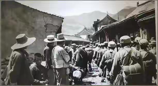 1932年，1.5万残兵被逼上3700米雪山，两年后拥兵8万建起一座国中之国，却