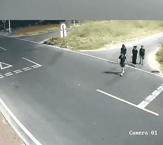 四个女子过马路，结果走在后面的这两个人，还是遭遇了飞来横祸，看着时间段，应该属于