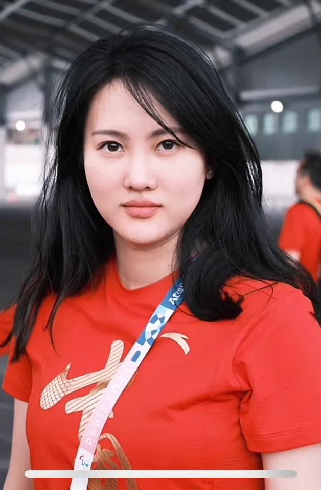 美丽的陈若琳[加油加油]
知性温婉的气质女人。对于全红婵，严师加亲情，她就是天成