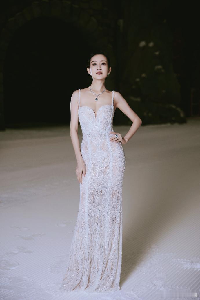 #王鸥冰天雪地穿露背礼服# 冰寒刺骨也阻挡不了王鸥的美，她身着露背礼服，那曼妙的