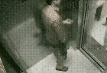 男子电梯里抽烟，进来一个女子用言语制止他，没想到男子穷凶极恶，挥起拳头殴打女子，