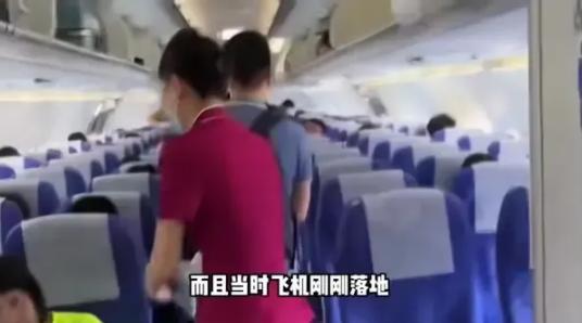 飞机尚未停稳开舱门，陈冠希正在起身拿行李，一日本乘客嫌陈挡道，要求他让开。陈冠希