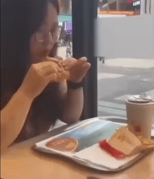 女子的这个吃法，估计98%的人都模仿不了。
期始，还以为女子她要讹店家呢，可怎么