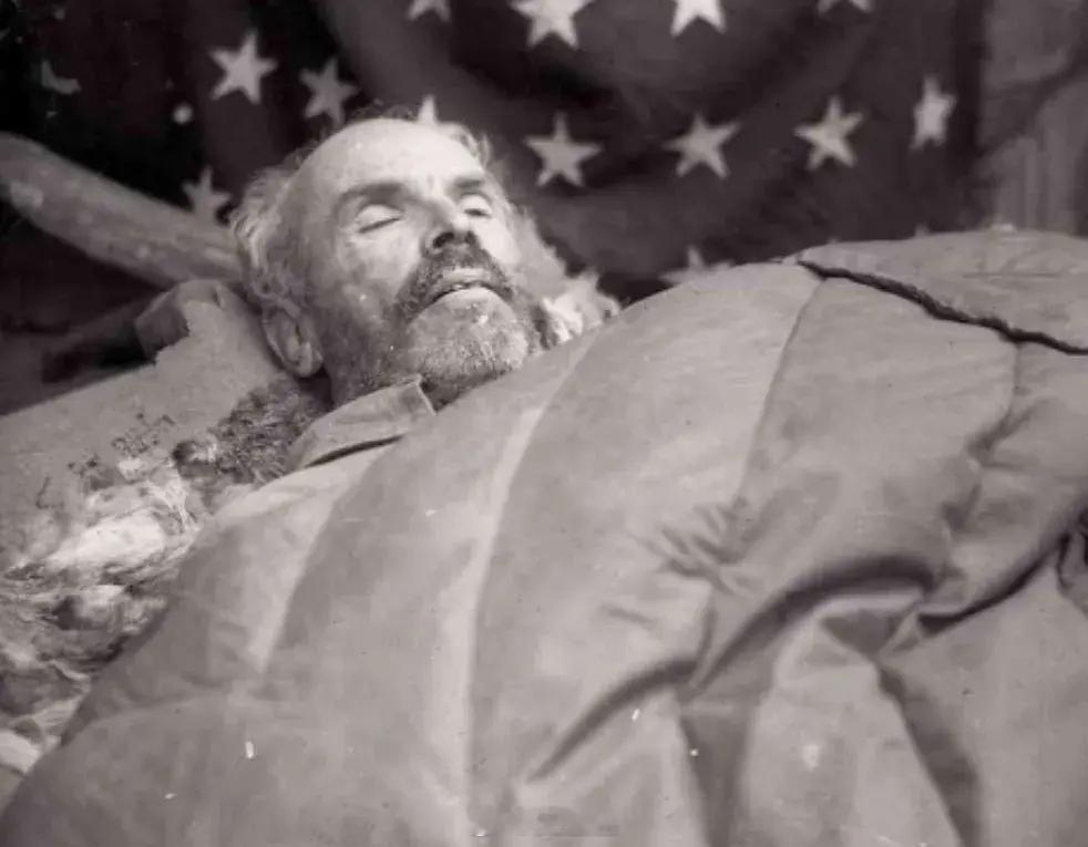 白求恩同志是加拿大共产党员，五十多岁了，为了帮助中国的抗日战争，受加拿大共产党和