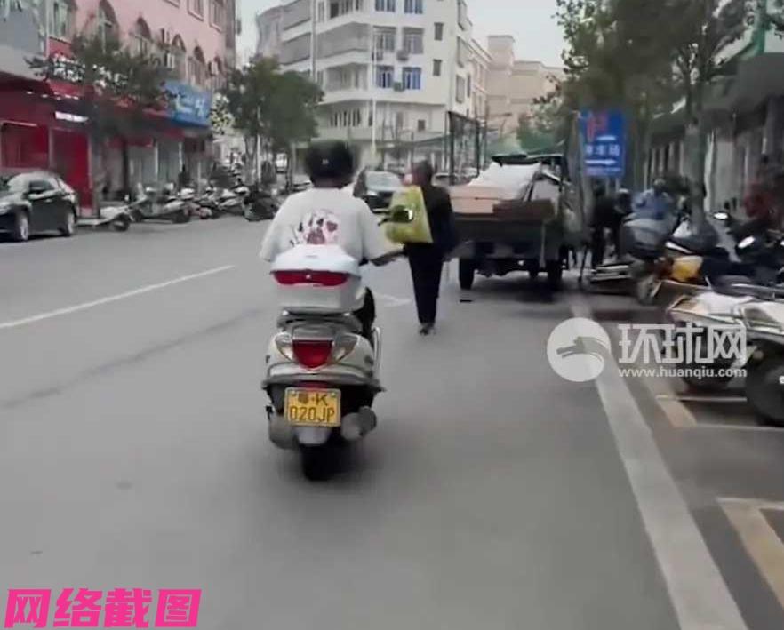 广东茂名有几名小年轻在骑摩托车时，突然看到路边有拾荒老人，他们没有选择避让，而是