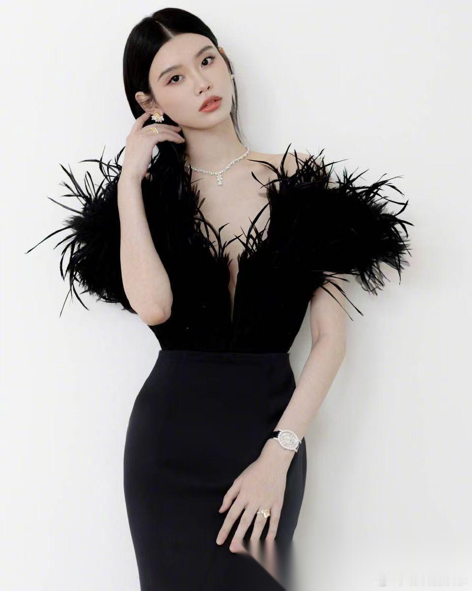 主持人问奚梦瑶:“你单身的时候，应该有很多人追你吧？”奚梦瑶说:“没人追我。”主