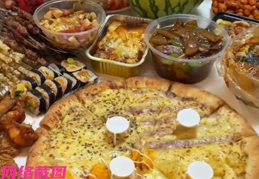 有女子在网上晒出自己家的年夜饭，可以看到压根不是全家人忙碌的丰盛美味家宴，而是全