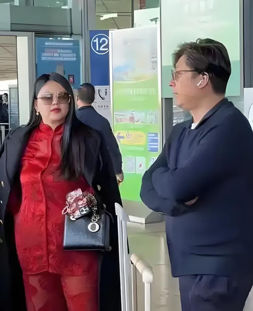 李湘最新的机场路透，直接被她的从容劲儿戳中！10月的北京机场，她穿一身新中式红绸
