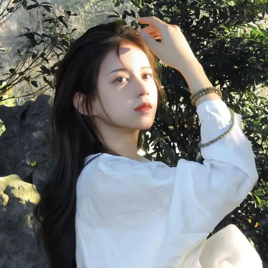 阳光洒在发梢，白衣少女轻抚发丝，如诗如画。阳光白裙少女 温柔白裙少女 温婉长发少