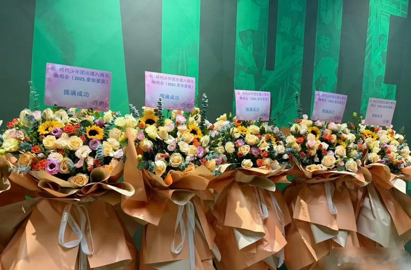 白梦妍女士就是人缘好，朋友多，男女通吃的那种社交悍匪