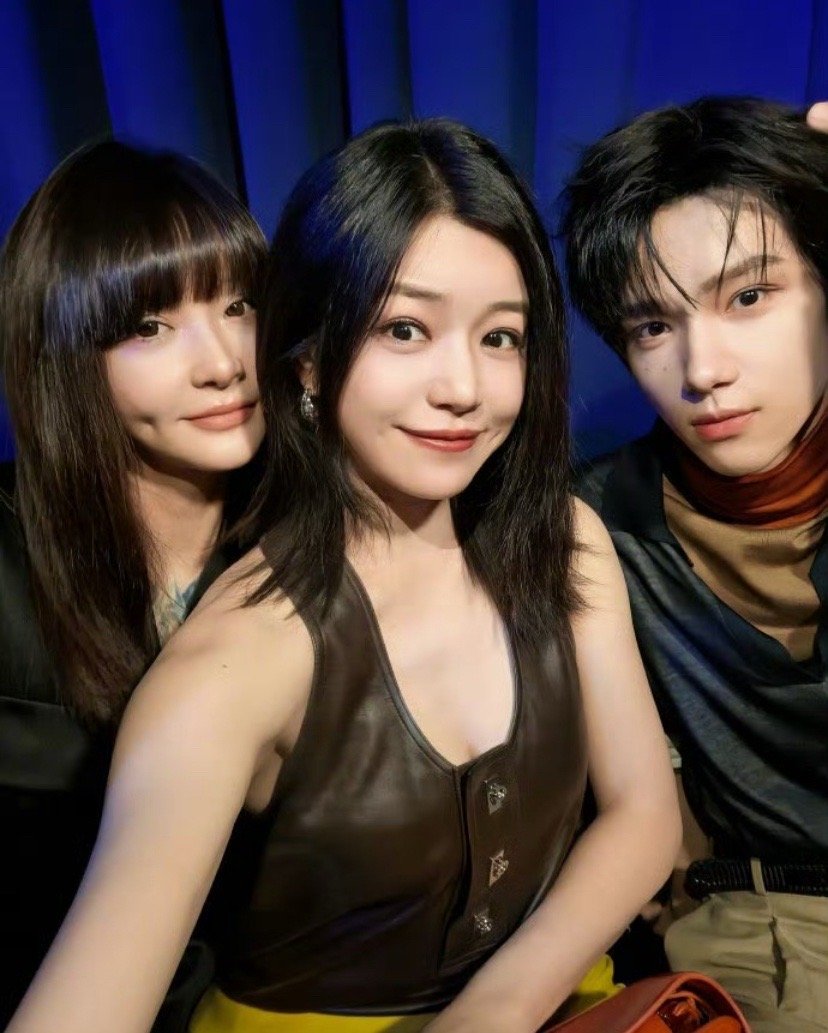 谁懂啊！在Ferragamo 2026秋冬大秀的头排，居然同时捕捉到了陈妍希、李