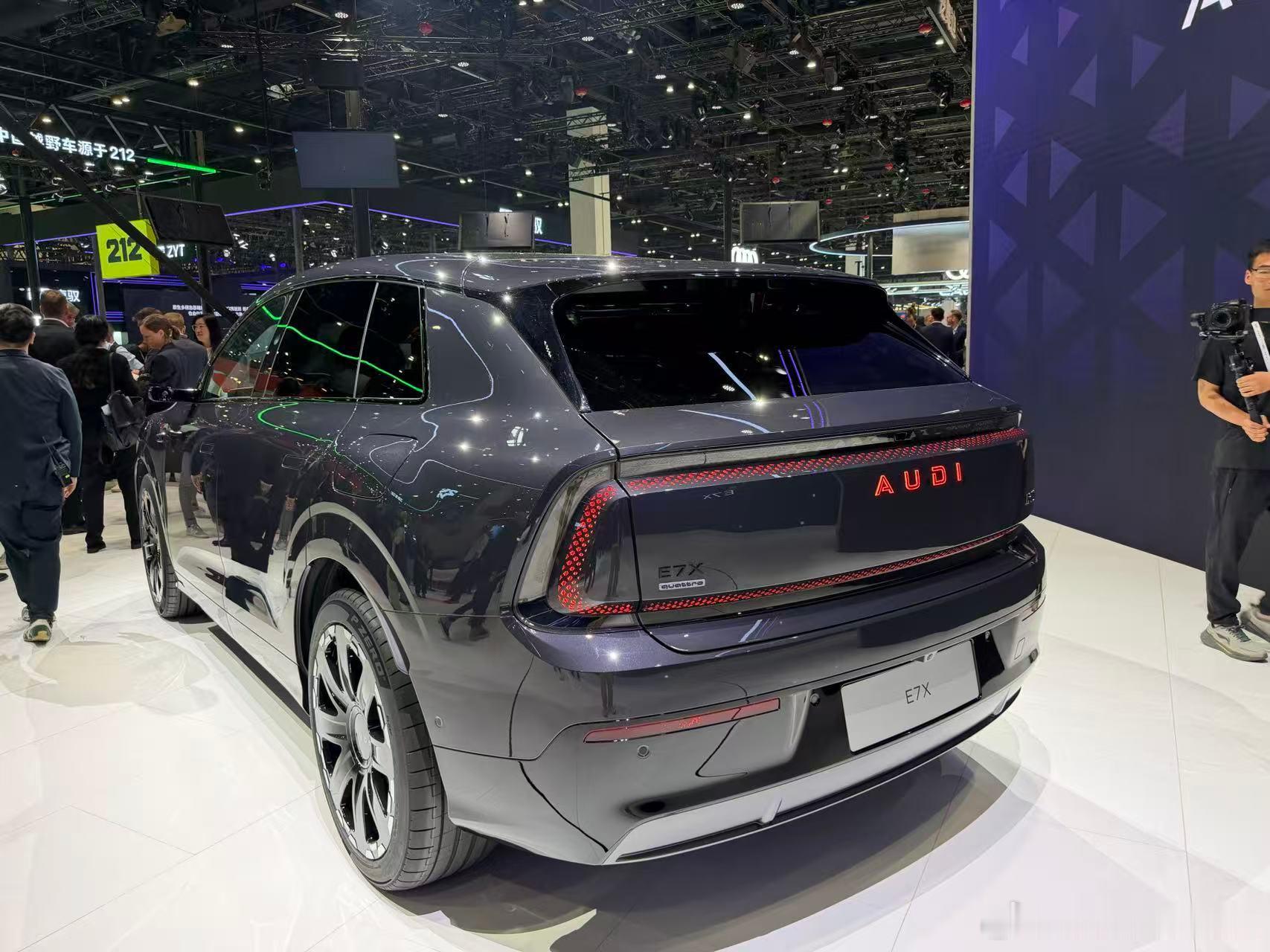胖哥汽车频道2026北京车展 上汽奥迪正式首发了其第二款产品——奥迪E7X。设计