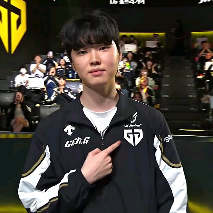 Chovy历年S赛离谱程度排名，大家赞成吗？第一名，s12永远的神。如果说今年的