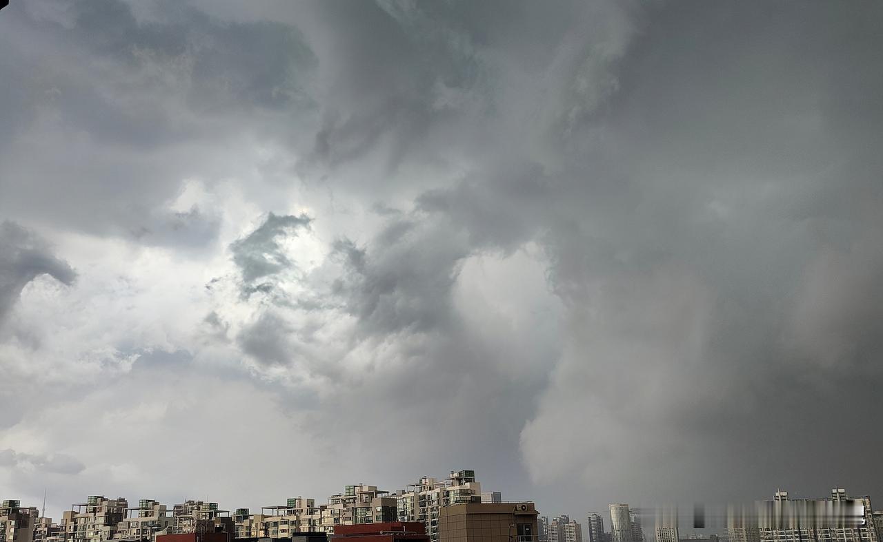 下雨了，下雨了，终于下雨了[笑哭]

下午1点左右，浦东的天色忽然就暗下来了，乌