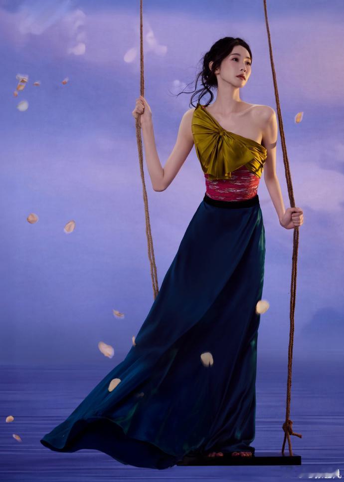 张艺凡蓝纱遮眼张艺凡海边荡秋千  蓝纱与海同色系！她荡着秋千浅笑，朦胧眉眼间，藏