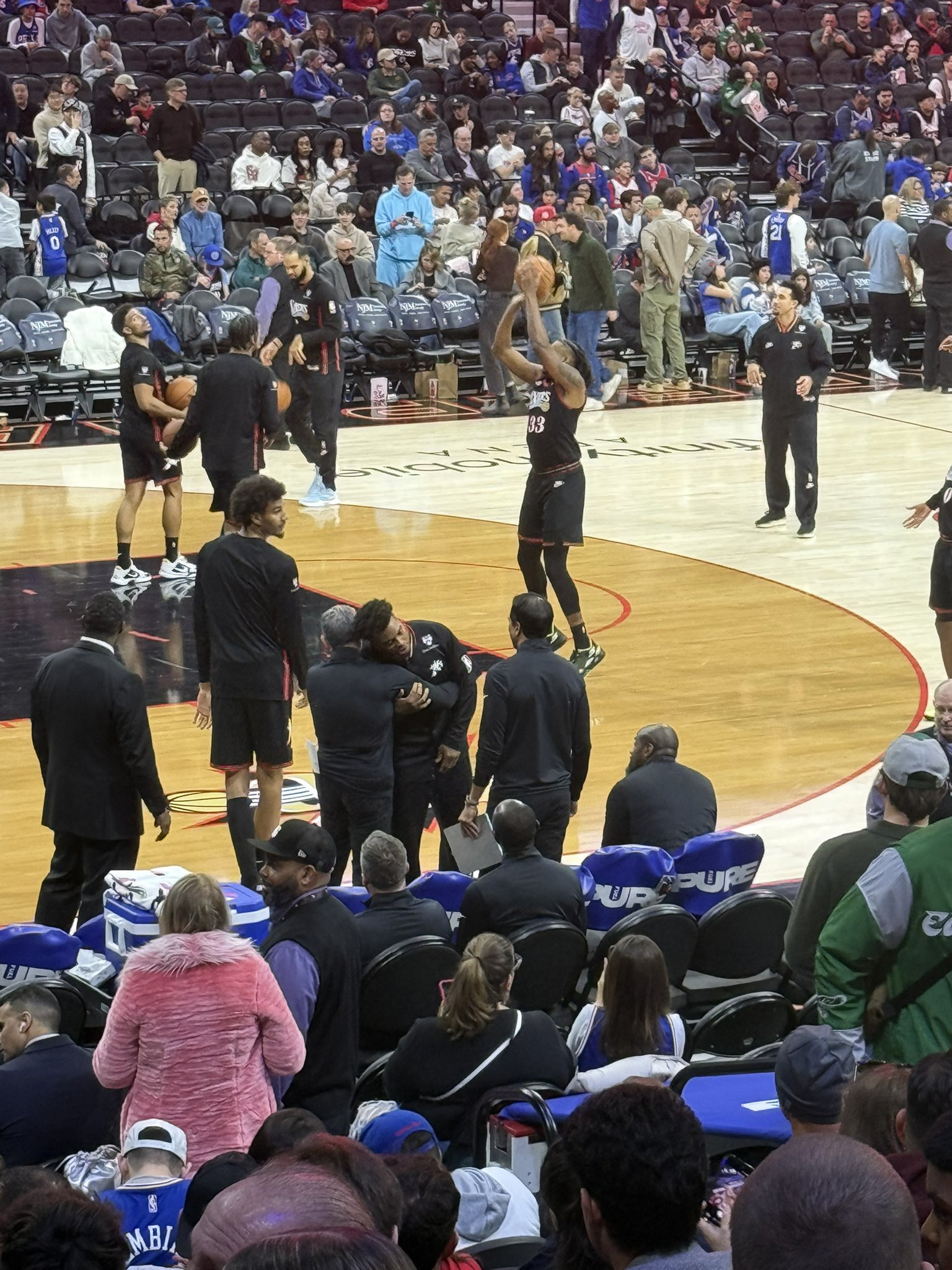 旧爱如初见！洛瑞今天在中场休息时与热火队工作人员抱抱