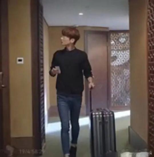 白敬亭以前也是儿童身材吧[允悲] ​​​