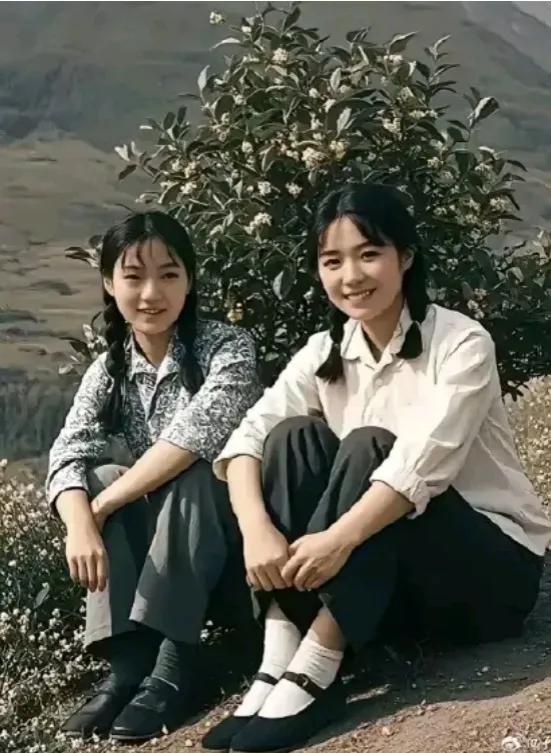青春的回忆：两个女孩在花丛中微笑，那个纯真的年代，穷且快乐着，吃饱穿暖或许是最大