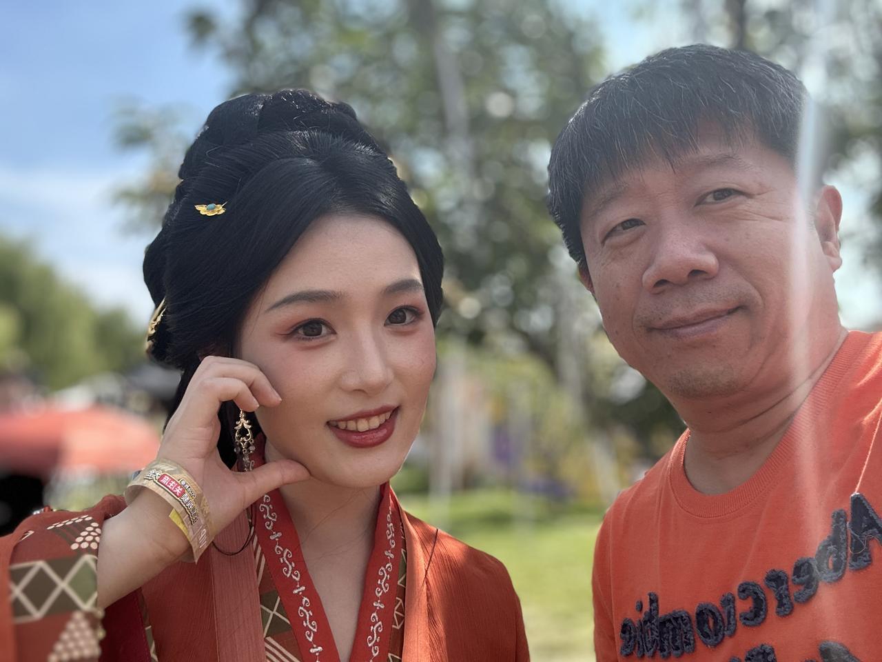 跟小姐姐合个影