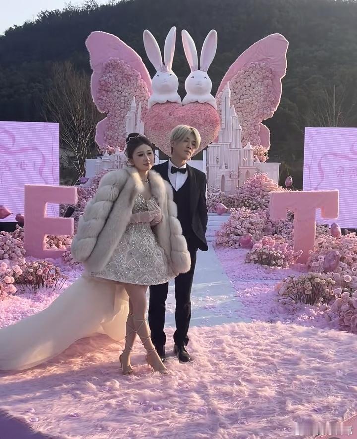 曝网红鹿哈师徒恋有人夸他们是草根爱情样本，有人嫌他们蹭鹿晗热度。但8年陪伴、从底