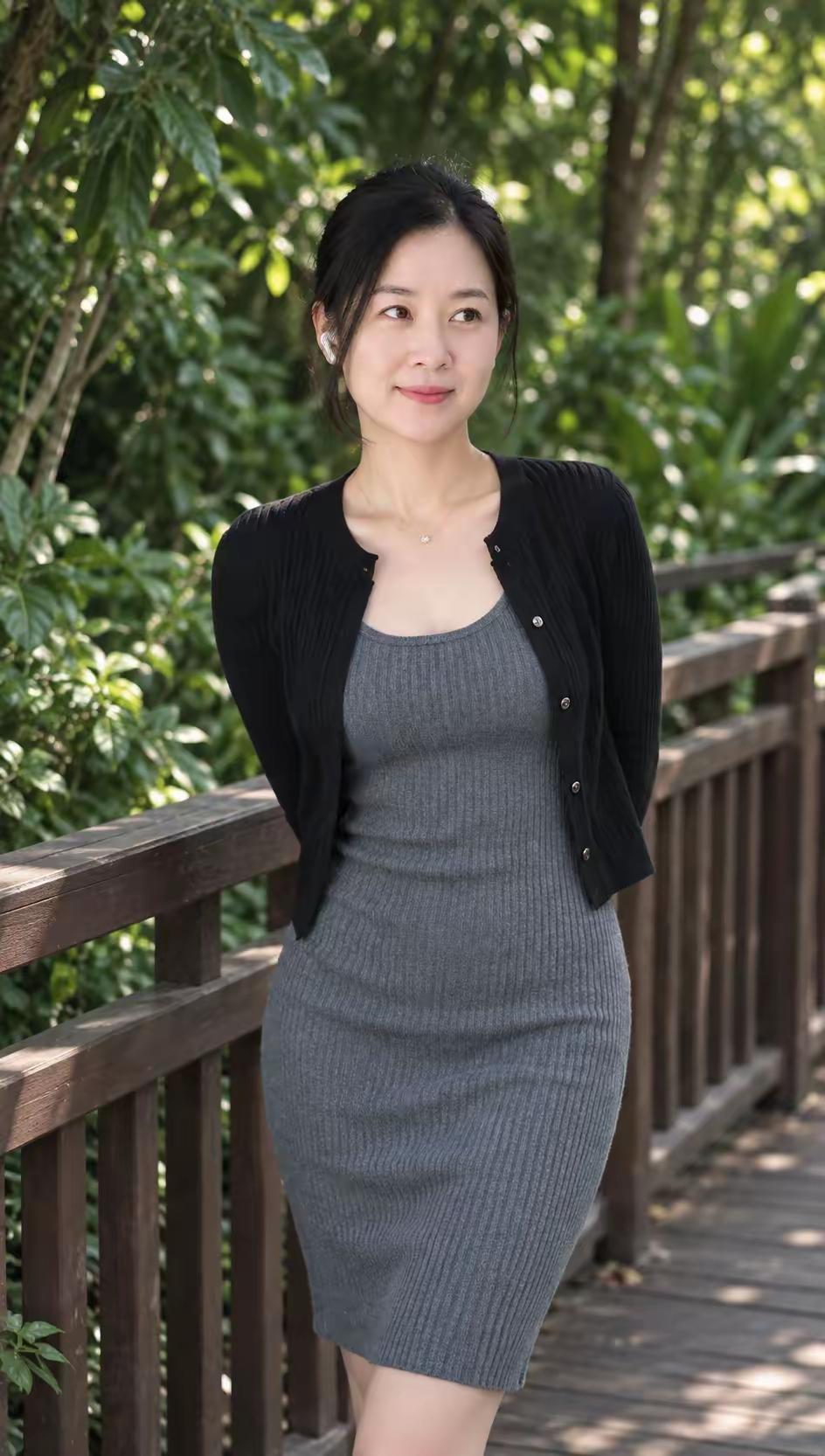 一位女士在木栈道上微笑。