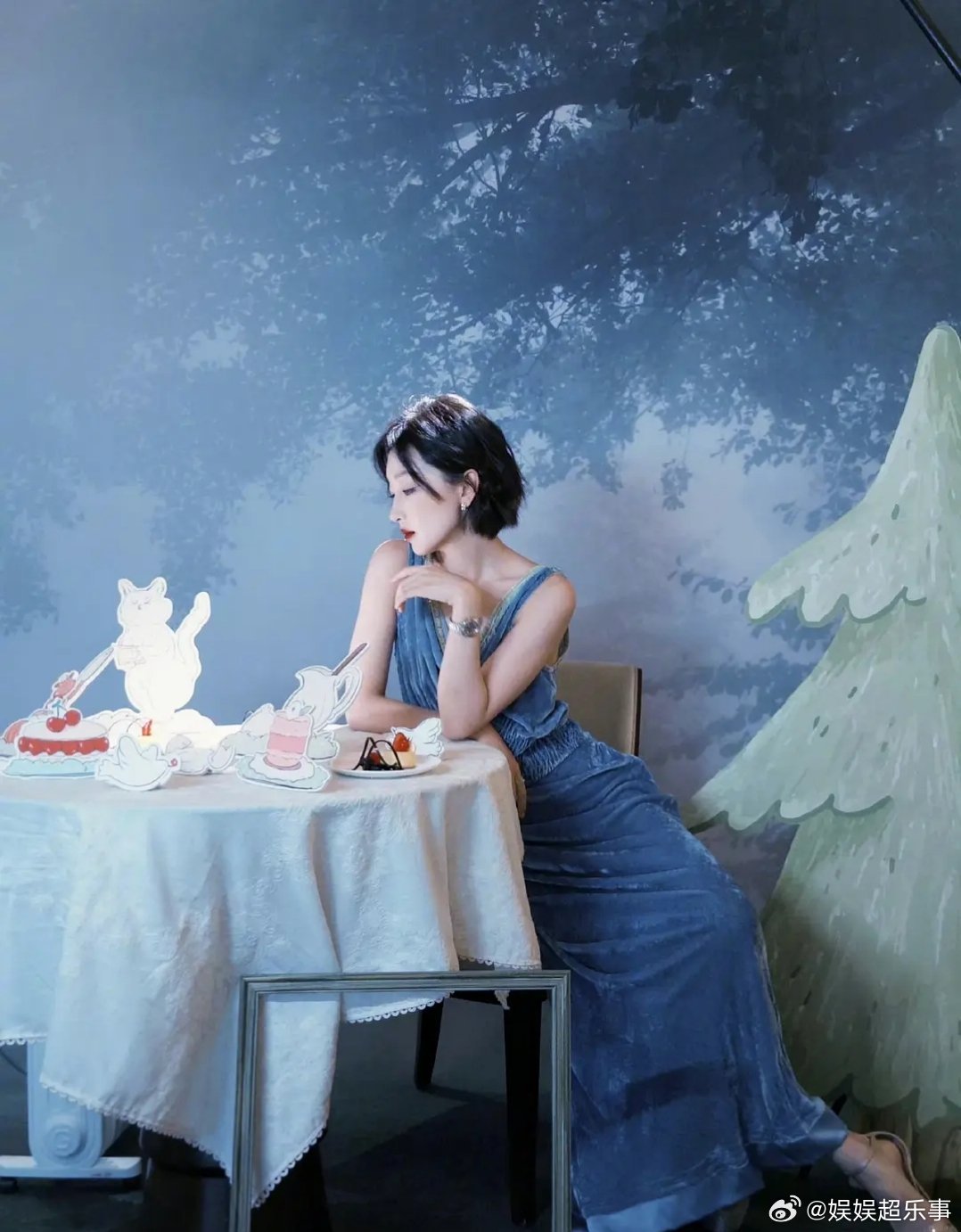 周冬雨这件衣服真的挺好看，据说才几百块，以后能不能有红毯让明星自己买衣服走红毯，