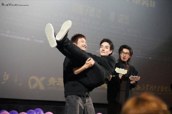 邓超公主抱郑云龙 窝趣，咱就是说超哥你这是宝刀未老啊，公主抱郑云龙看着很轻松嘛，